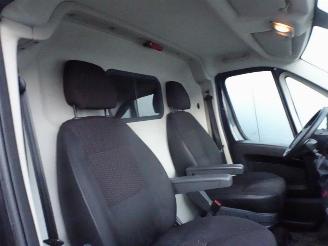 Peugeot Boxer 330 2.2 BlueHDi 120 L2H1 Premium airco picture 27