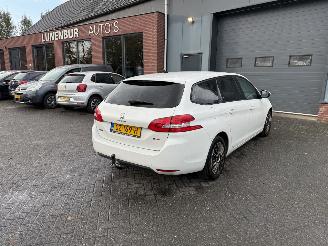 damaged passenger cars Peugeot 308 1.2 PureTech Blue Lease 2015/9