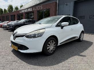 Vaurioauto  passenger cars Renault Clio 1.2 16V  AIRCO NAVIGATIE  (Hatchback 5-dr.) 2014/4