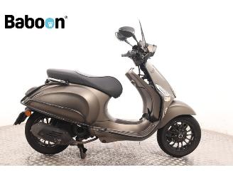 krockskadad bil bromfiets Vespa  Sprint 45KM 2017/1