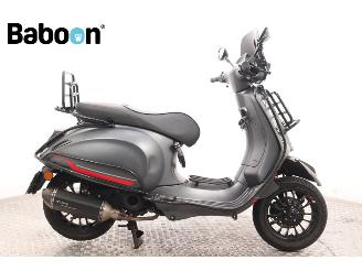krockskadad bil bromfiets Vespa  Sprint 25KM 2021/5