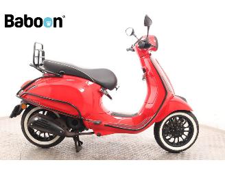 krockskadad bil bromfiets Vespa  Primavera 45KM 2019/12