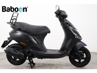 skadebil bromfiets Piaggio  Zip 25KM 2016/2