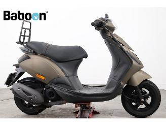 krockskadad bil bromfiets Piaggio  Zip 25KM 2022/2