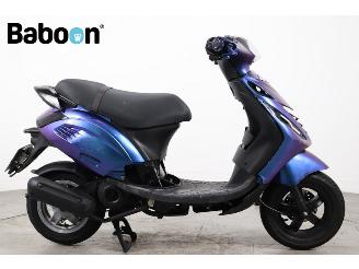 krockskadad bil bromfiets Piaggio  Zip 45KM 2020/9