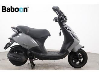 krockskadad bil bromfiets Piaggio  Zip 45KM 2020/11