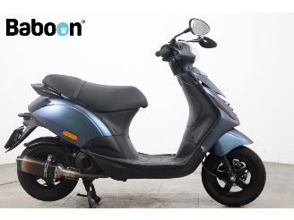 krockskadad bil bromfiets Piaggio  Zip 45KM 2020/8