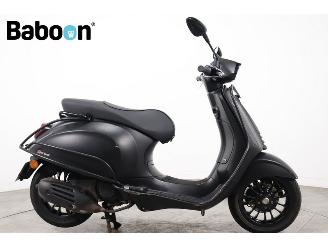 krockskadad bil bromfiets Vespa  Sprint 25KM 2020/10