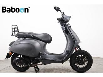 krockskadad bil bromfiets Vespa Sprint 45KM  2017/2