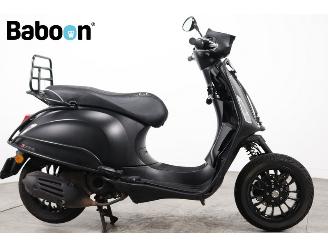 krockskadad bil bromfiets Vespa  Sprint 25KM 2021/3