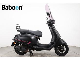 krockskadad bil bromfiets Vespa  Sprint 25KM 2020/5