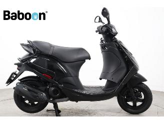 krockskadad bil bromfiets Piaggio  Zip 45KM 2022/8