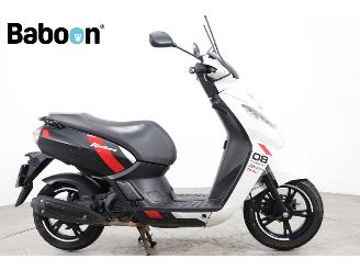 skadebil bromfiets Peugeot  Kisbee RS 25KM 2020/2