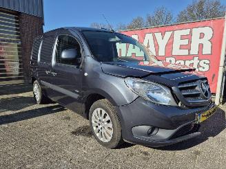 krockskadad bil bedrijf Mercedes Citan 111cdi blueEfficieny 2017/2