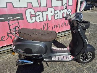 GTS  toscana pure snorscooter picture 2