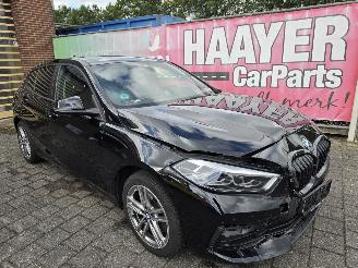 skadebil auto BMW 1-serie 118i Business Edition 2022/4