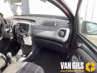 Peugeot 108 108, Hatchback, 2014 1.0 12V VVT-i picture 11