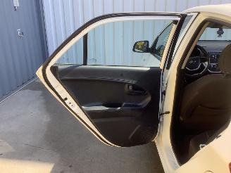 Kia Picanto 1.0 12V Hatchback  Benzine 998cc 51kW (69pk) picture 11