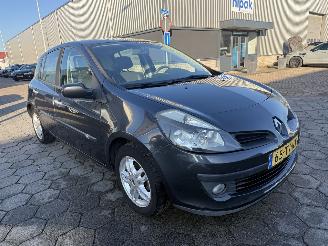 Renault Clio 1.4-16V Exception picture 3