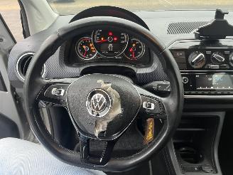 Volkswagen Up! 1.0 beats picture 17