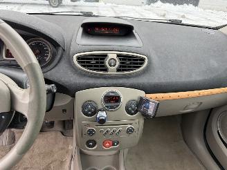 Renault Clio 1.6-16V INITIALE PARIS  PANO picture 21