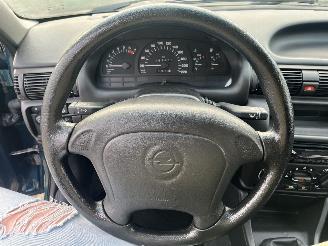 Opel Astra 1.6i Edition picture 16