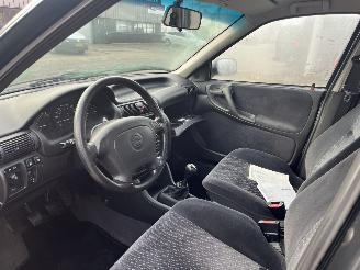 Opel Astra 1.6i Edition picture 13