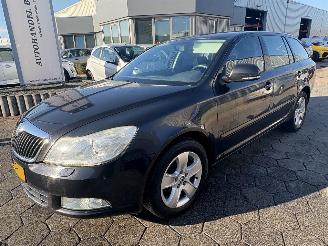 krockskadad bil auto Skoda Octavia Combi 1.4 TSI Elegance Business Line AUTOMAAT 2010/2