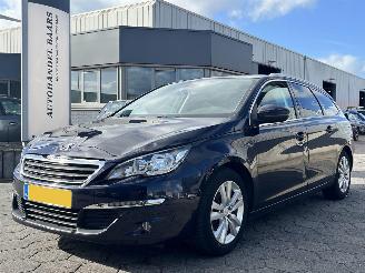 krockskadad bil auto Peugeot 308 SW 1.2 PureTech Blue Lease Executive 2015/6