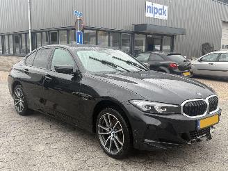 krockskadad bil auto BMW 3-serie 330e 2023/7