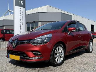 Vaurioauto  passenger cars Renault Clio 0.9 TCe Zen 2016/11
