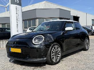 skadebil auto Mini Cooper Cooper E Classic L 40.7 kWh PANO AUTOMAAT 2024/9