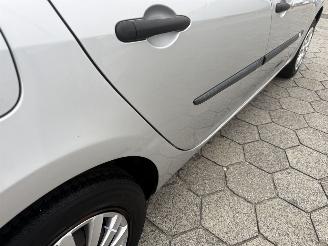 Renault Clio 1.2-16V Authentique picture 5