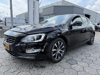 damaged passenger cars Volvo V-60 1.5 T3 Polar+ Dynamic 2018/2