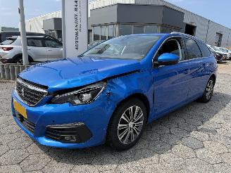 damaged passenger cars Peugeot 308 SW 1.2 PureTech Blue Lease Allure 2021/1