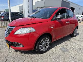 Vaurioauto  passenger cars Lancia Ypsilon 0.9 TwinAir Silver 2013/3