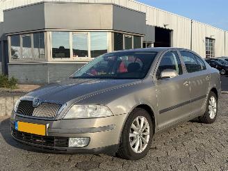 krockskadad bil auto Skoda Octavia 1.6 FSI Ambiente Attractive Business AUTOMAAT 2008/4