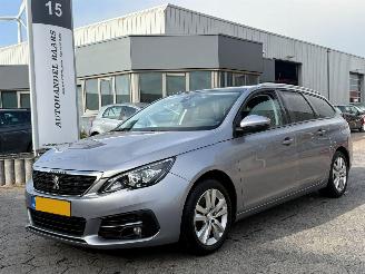Schadeauto Peugeot 308 SW 1.2 PureTech Blue Lease Executive 2019/8
