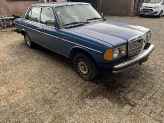 Coche accidentado Mercedes 200-300D 300 D.AUTOMAAT   usa import. 1983/4
