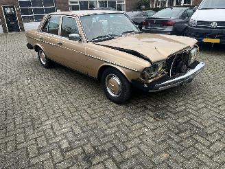 Auto incidentate Mercedes 200-serie 240 D. AUTOMAAT AIRCO !! 1982/1