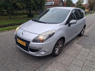 Coche accidentado Renault Mégane Scénic 1.6i celcium 2010/7