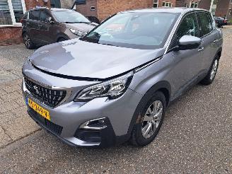Schadeauto Peugeot 3008 1.2i active automaat 2017/6