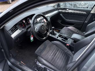 Volkswagen Passat 1.6 TDI Highline Airco NAVI Cruise PDC picture 9