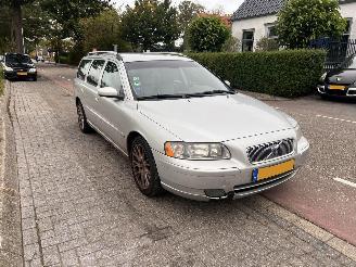 damaged passenger cars Volvo V-70 D5 Combi 2005/10