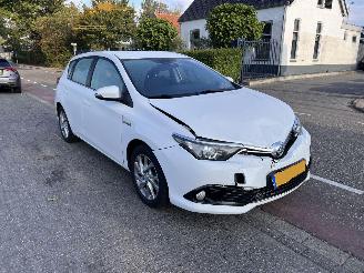 damaged passenger cars Toyota Auris 1.8-16V Hybrid Lease 2015/8