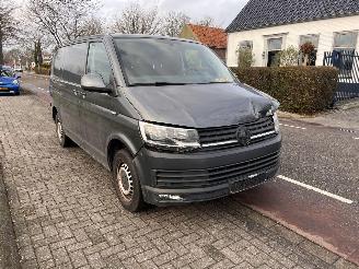 Schadeauto Volkswagen Transporter T6 2.0 TDi 103 kw Automaat L1H1 2015/10