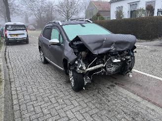 krockskadad bil auto Peugeot 2008 1.2 Vti 2014/1
