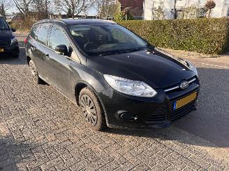 krockskadad bil auto Ford Focus 1.0 ecoboost Trend. 2013/5