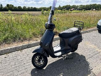Santini  Capri bromscooter Injectie picture 2
