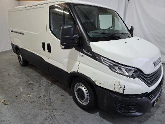 danneggiata veicoli commerciali Iveco Daily 35S14V 2.3 352L H3 2023/10
